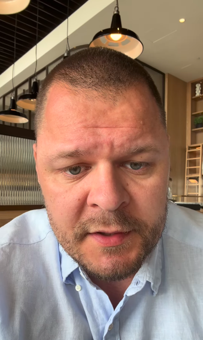 Milan Šátek nabídl uvízlým rodinám pomoc.