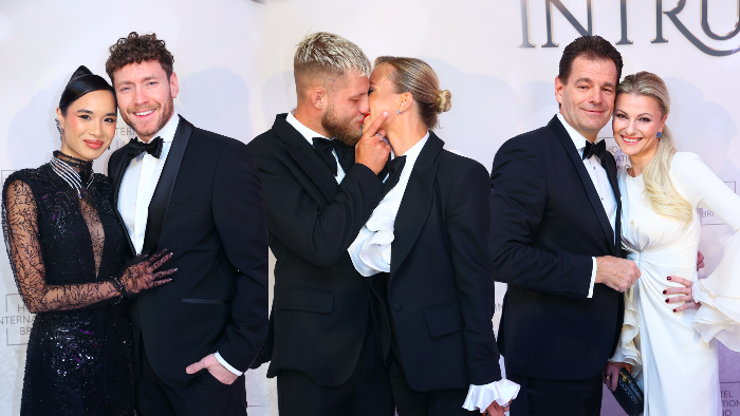 Zamilovaná Slováková s bijcem, Kocurová s manželem a sladěný Dubovický se Sarah Vu. Slavné páry na plese