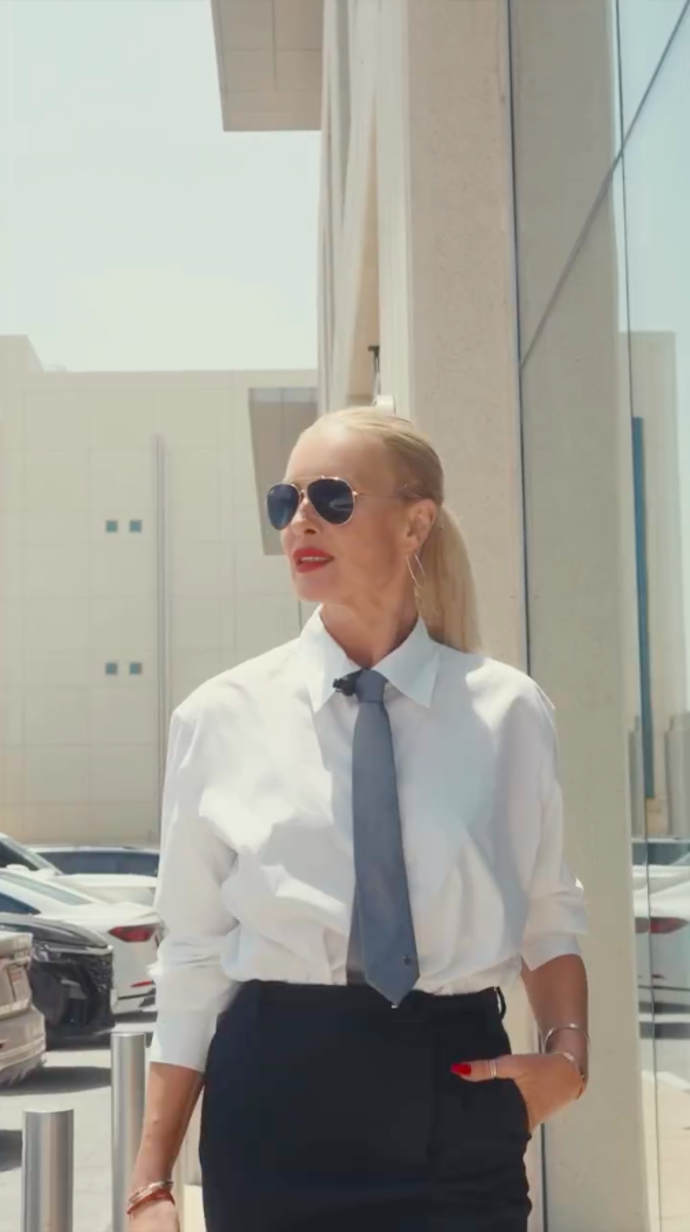 Mezitím Simona Krainová sdílí na svých sítí video z Dubaje, kde propaguje koupi nemovitosti.