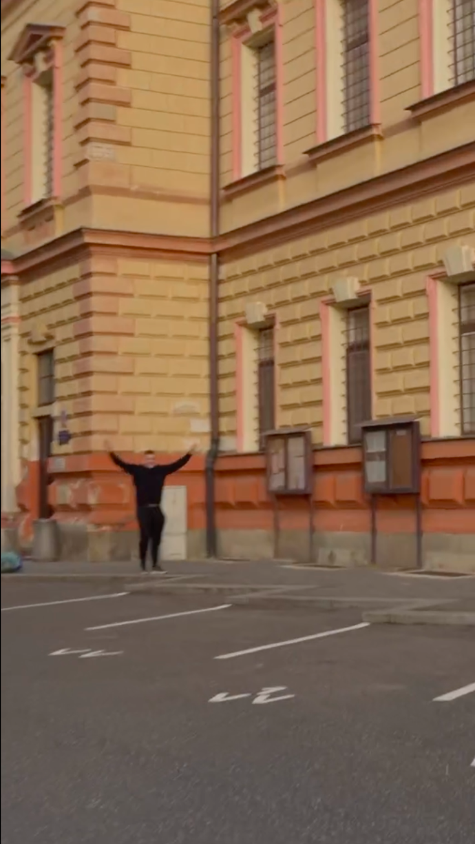 Radost Mawara po propuštění.