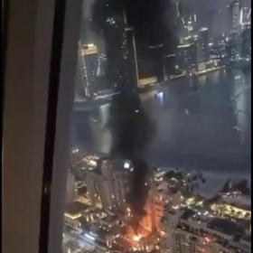 Několik budov začalo hořet.