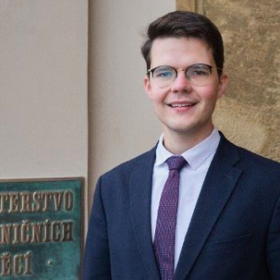 Nový mluvčí ministerstva zahraničí Adam Čörgő zažil o víkendu pořádný křest ohněm.