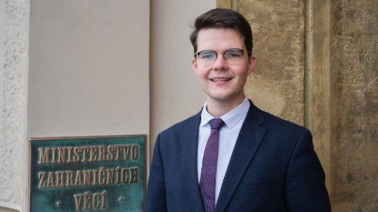 Nový mluvčí ministerstva zahraničí Adam Čörgő zažil o víkendu pořádný křest ohněm.