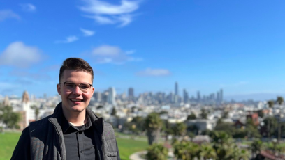 FOTO: Jeho rozklepaný hlas, lapání po dechu a nervózní přešlapování se staly virálním hitem.