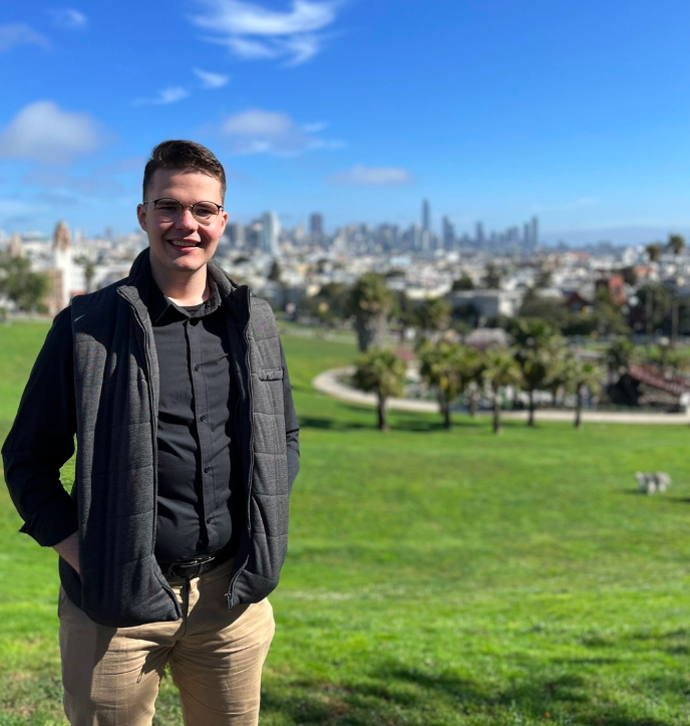 Jeho rozklepaný hlas, lapání po dechu a nervózní přešlapování se staly virálním hitem.