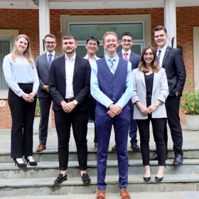 Lidé na sociálních sítích jeho nepřipravený a amatérský výkon okamžitě drsně zesměšnili.