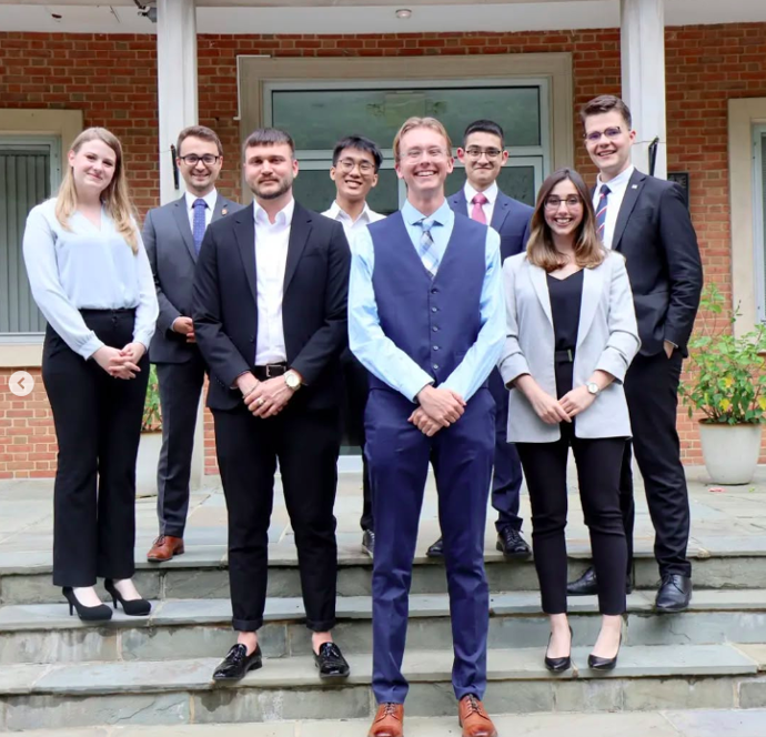 Lidé na sociálních sítích jeho nepřipravený a amatérský výkon okamžitě drsně zesměšnili.