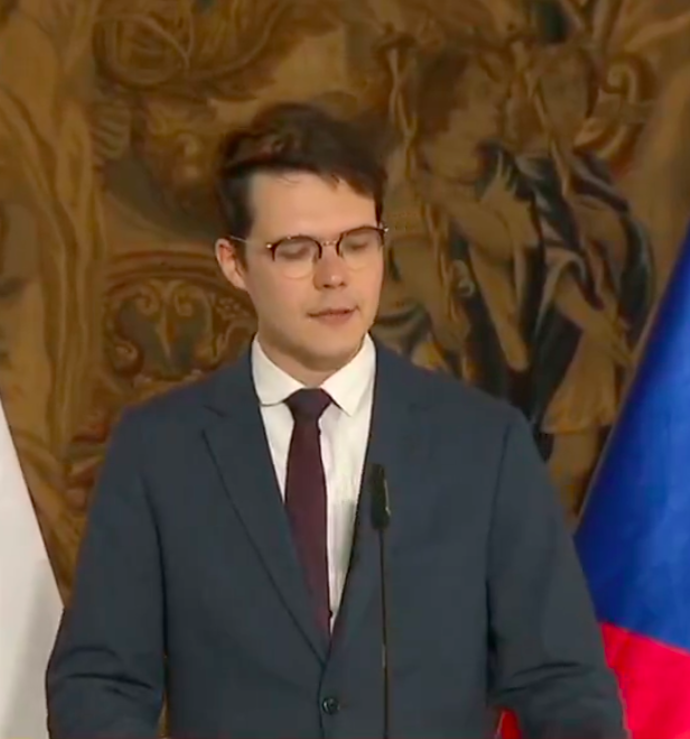 Krizovou tiskovou konferenci k uvízlým Čechům na Blízkém východě ale absolutně nezvládl.