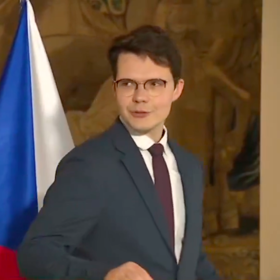 Adam Čörgő se co nejrychleji snažil utéct od mikrofonu.