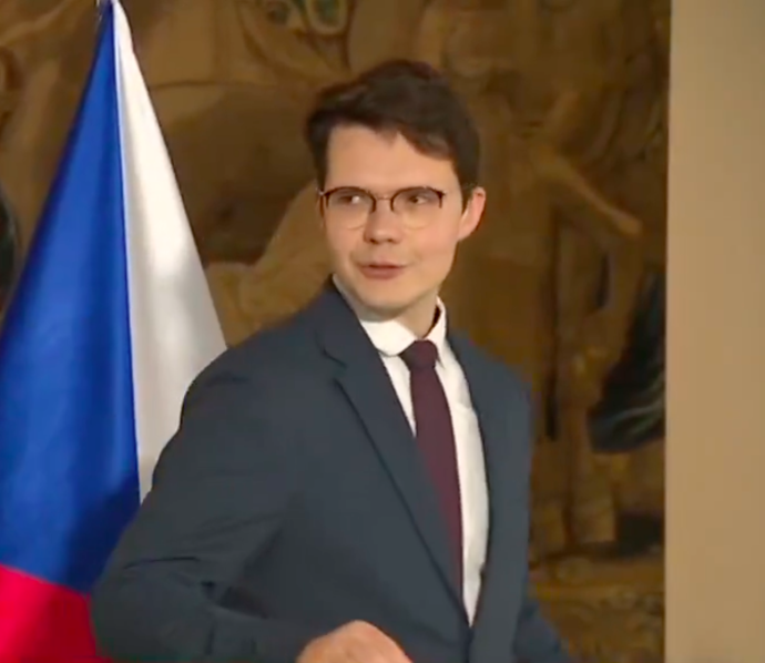 Adam Čörgő se co nejrychleji snažil utéct od mikrofonu.