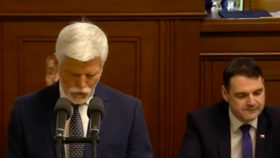 FOTO: Petr Macinka si přinesl vydání deníku Rudé právo.