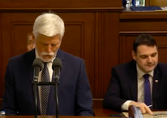 Petr Macinka si přinesl vydání deníku Rudé právo.