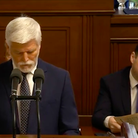 Petr Macinka listuje komunistickým deníkem Rudé právo.