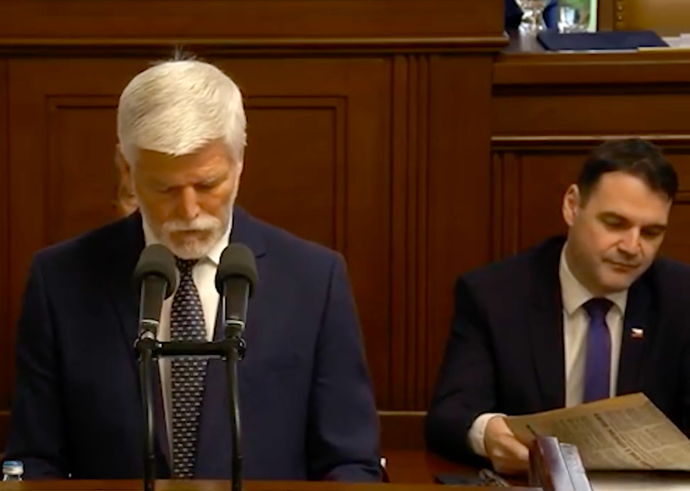 Petr Macinka listuje komunistickým deníkem Rudé právo.