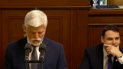 FOTO: Během projevu prezidenta si Petr Macinka listoval vydáním komunistického deníku Rudé právo.