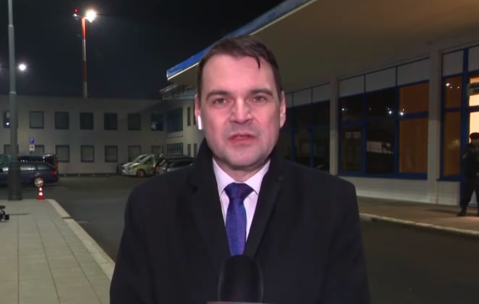 Novináře pak s ledovým klidem vytrolil a vyčetl jim, že hlavu státu sami nesledují.