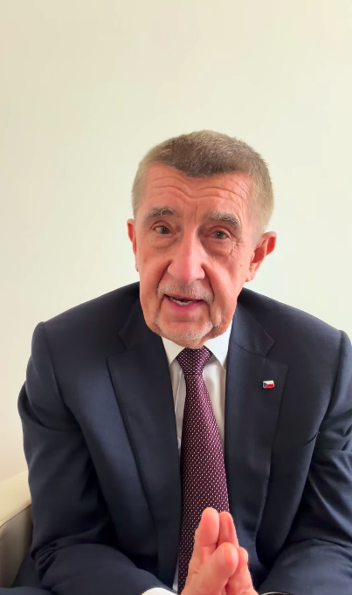 Na svých sociálních sítích se pochlubil tím, že osobně obvolával i vedení dubajských aerolinek Emirates.