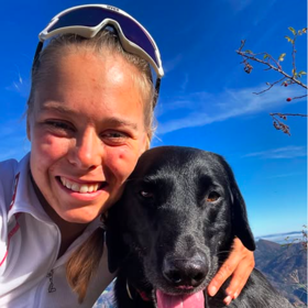  Carina Edlinger se svým věrným psím parťákem.