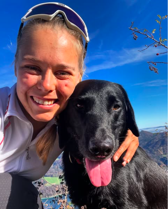  Carina Edlinger se svým věrným psím parťákem.