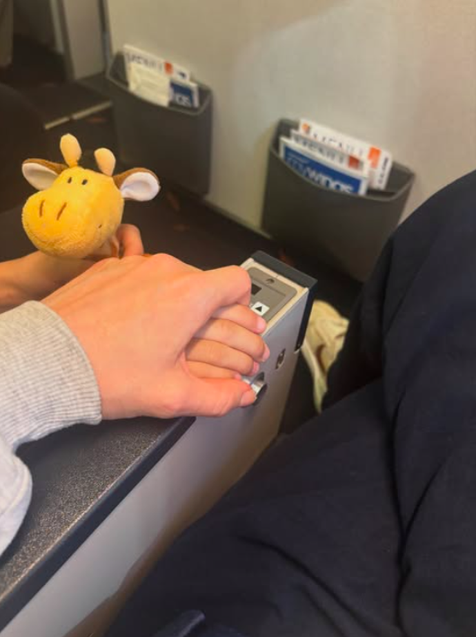 Lucie je ráda, že je doma.