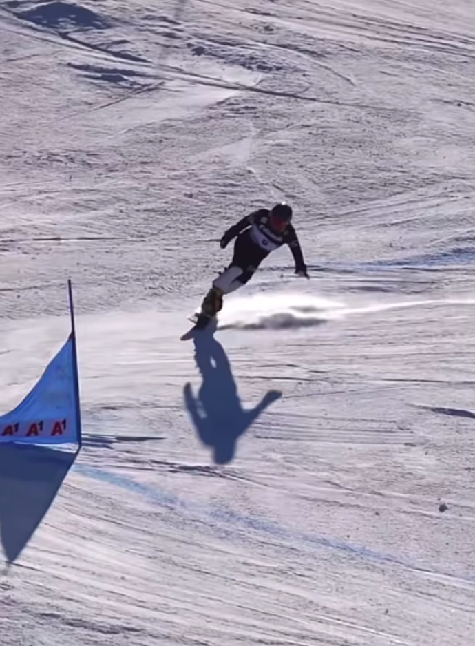 V úterý odpoledne smetl v cílové rovince teprve šestnáctiletou snowboardistku.