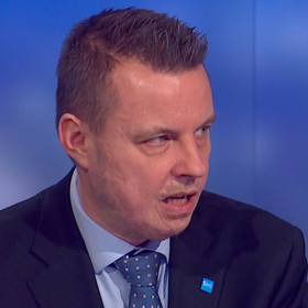 Hlavními aktéry vládní přestřelky byli poslanec Jindřich Rajchl a pirátská poslankyně Kateřina Stojanová.