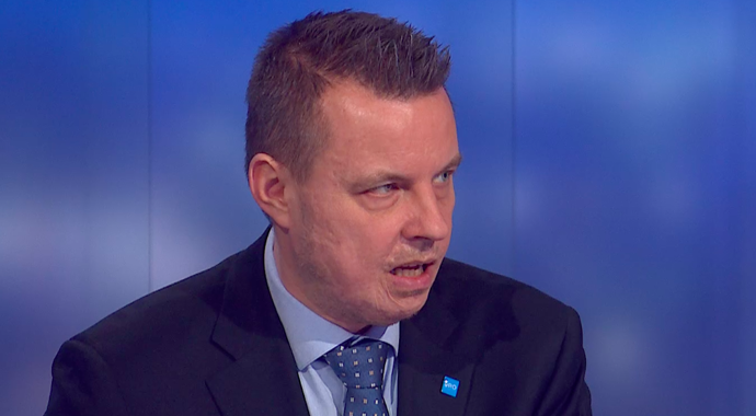 Hlavními aktéry vládní přestřelky byli poslanec Jindřich Rajchl a pirátská poslankyně Kateřina Stojanová.