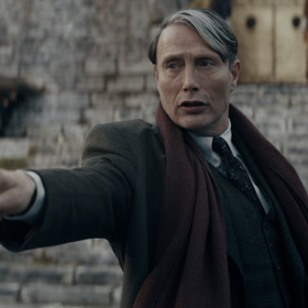 Mads Mikkelsen v roli Gellerta Grindelwalda.