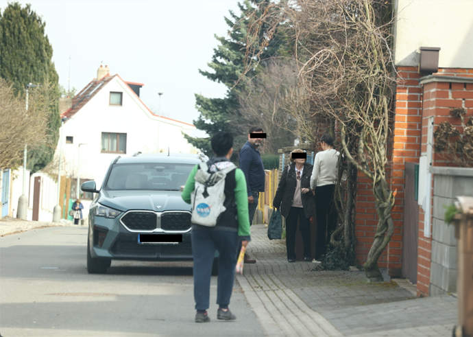 Ornelle Koktové patří polovina dvojdomku v Praze 6 Nebušicích.