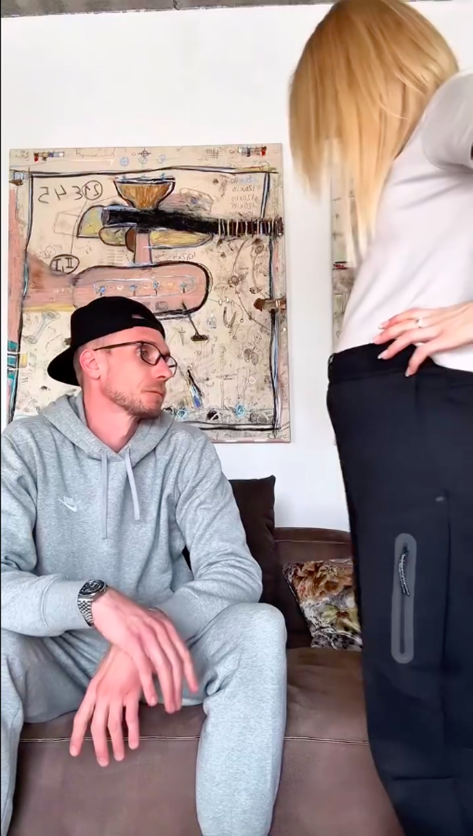 Šťastnou zprávu oznámili fanouškům prostřednictvím vtipného a originálního videa ze svého domova.