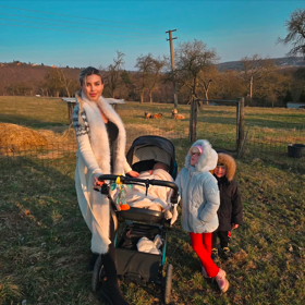 Lela je podle pozorných fanoušků na výchovu svých tří malých dětí v poslední době úplně sama.