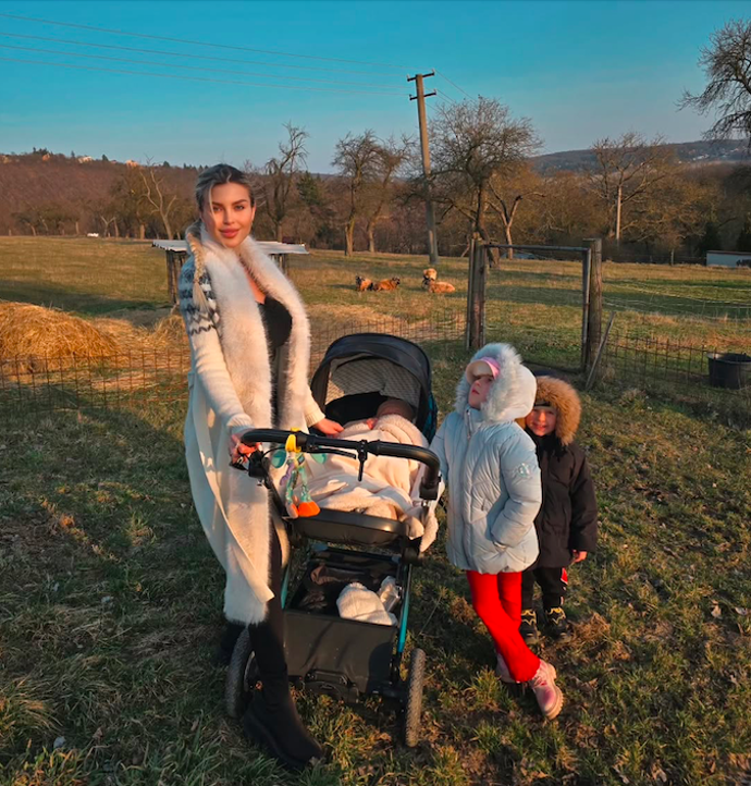 Lela je podle pozorných fanoušků na výchovu svých tří malých dětí v poslední době úplně sama.