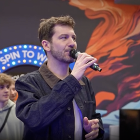 Moderátor Petr Říbal.