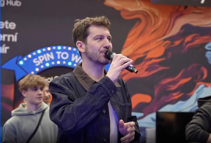 Moderátor Petr Říbal.