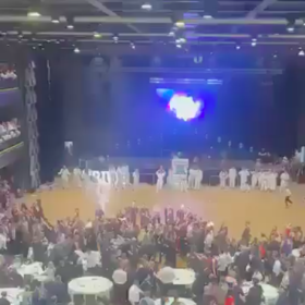 Maturitní ples se pořádal ve Fóru Karlín.