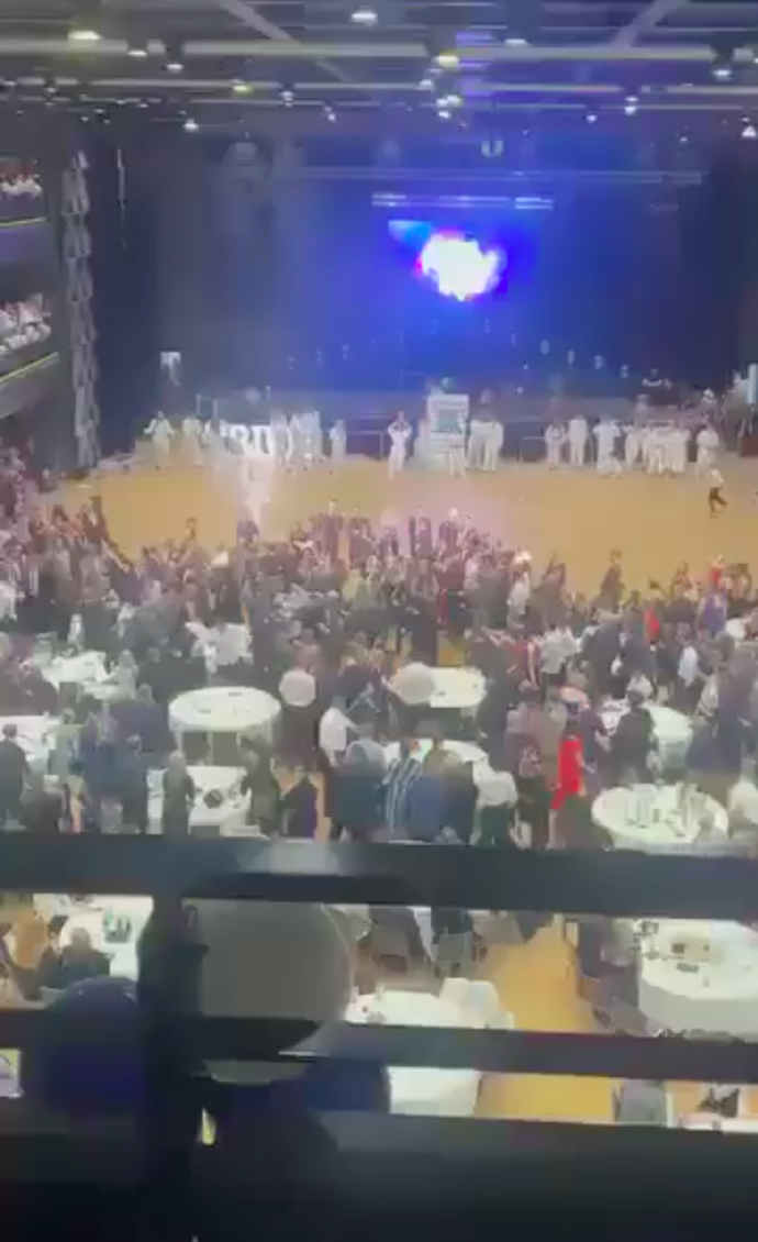 Maturitní ples se pořádal ve Fóru Karlín.