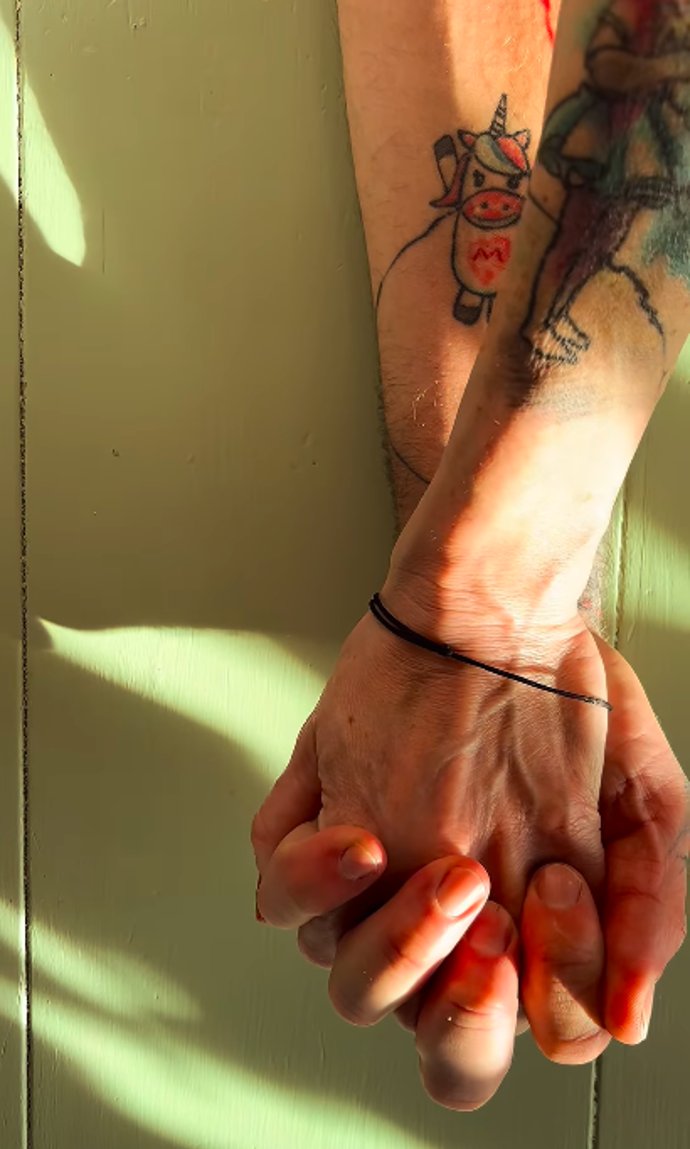 Lukáš Langmajer sdílel video dvou propletených rukou.