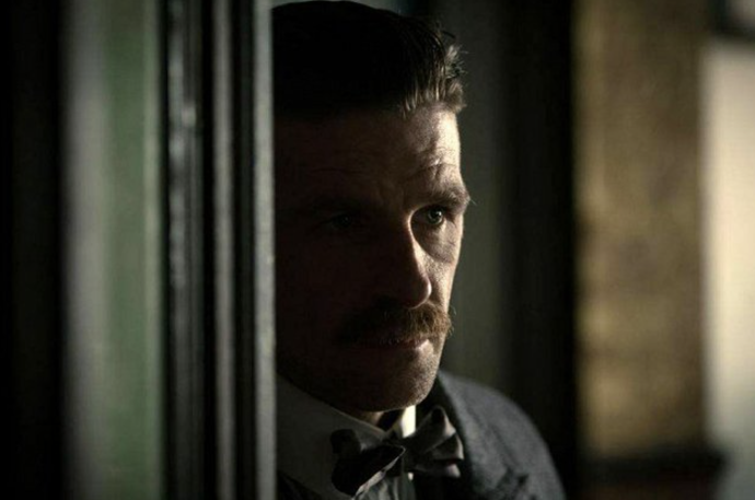 Paul Anderson alias Arthur Shelby na snímku ze seriálu Peaky Blinders.