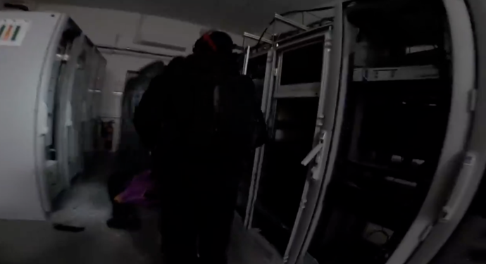 Žháři zveřejnili video ze zapálení zbrojovky v Pardubicích.