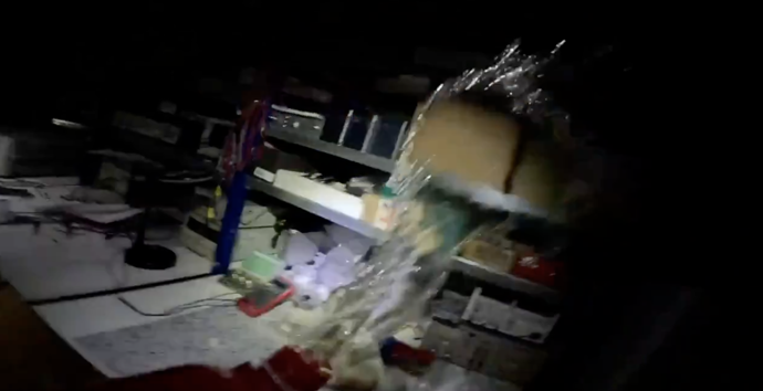 Žháři zveřejnili video ze zapálení zbrojovky v Pardubicích.