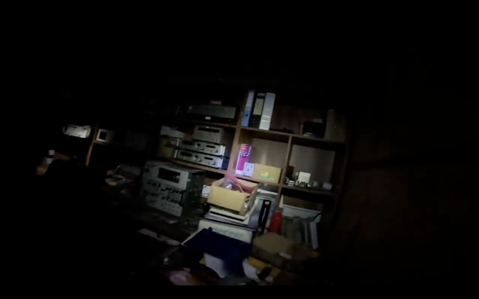 Žháři zveřejnili video ze zapálení zbrojovky v Pardubicích.