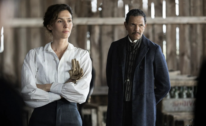 Doria Tillier ve filmu Ve jménu cti.