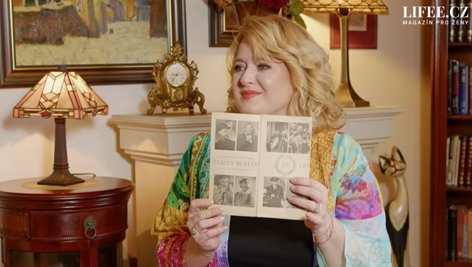 Vlasta Burian byl podle Kludské na jevišti veselý a zábavný, byť měl v té době už podlomené zdraví. 