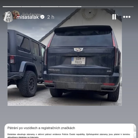 Pátrá se i po voze SUV Cadillac Escalad.