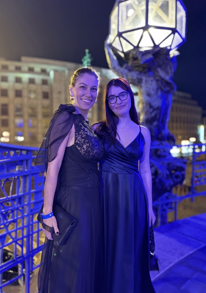 Eva Decroix na plese s dcerou.