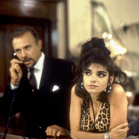 Vivianinu prostořekou kamarádku Kit si zahrála Laura San Giacomo, na první pohled upjatého ředitele hotelu pak Héctor Elizondo.