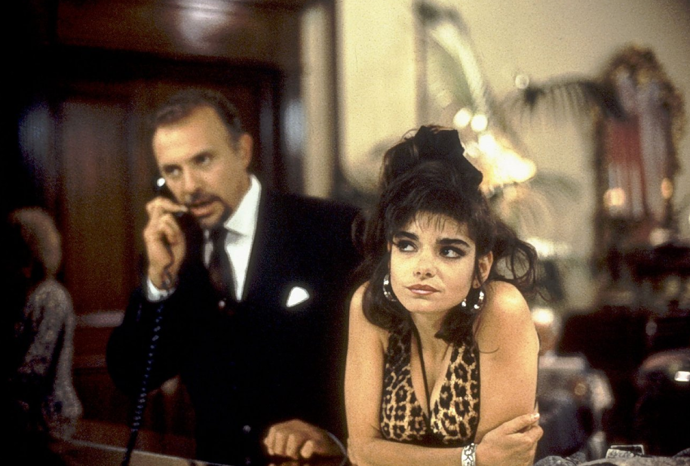 Vivianinu prostořekou kamarádku Kit si zahrála Laura San Giacomo, na první pohled upjatého ředitele hotelu pak Héctor Elizondo.