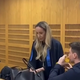 U soudu tvrdil, že měl záchvaty kašle. 