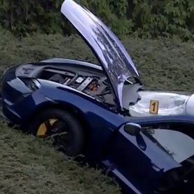 Auto sjelo z vozovky. 