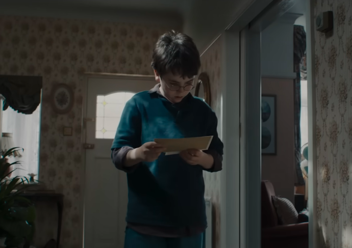 Prostředí seriálu zůstává věrné předloze.